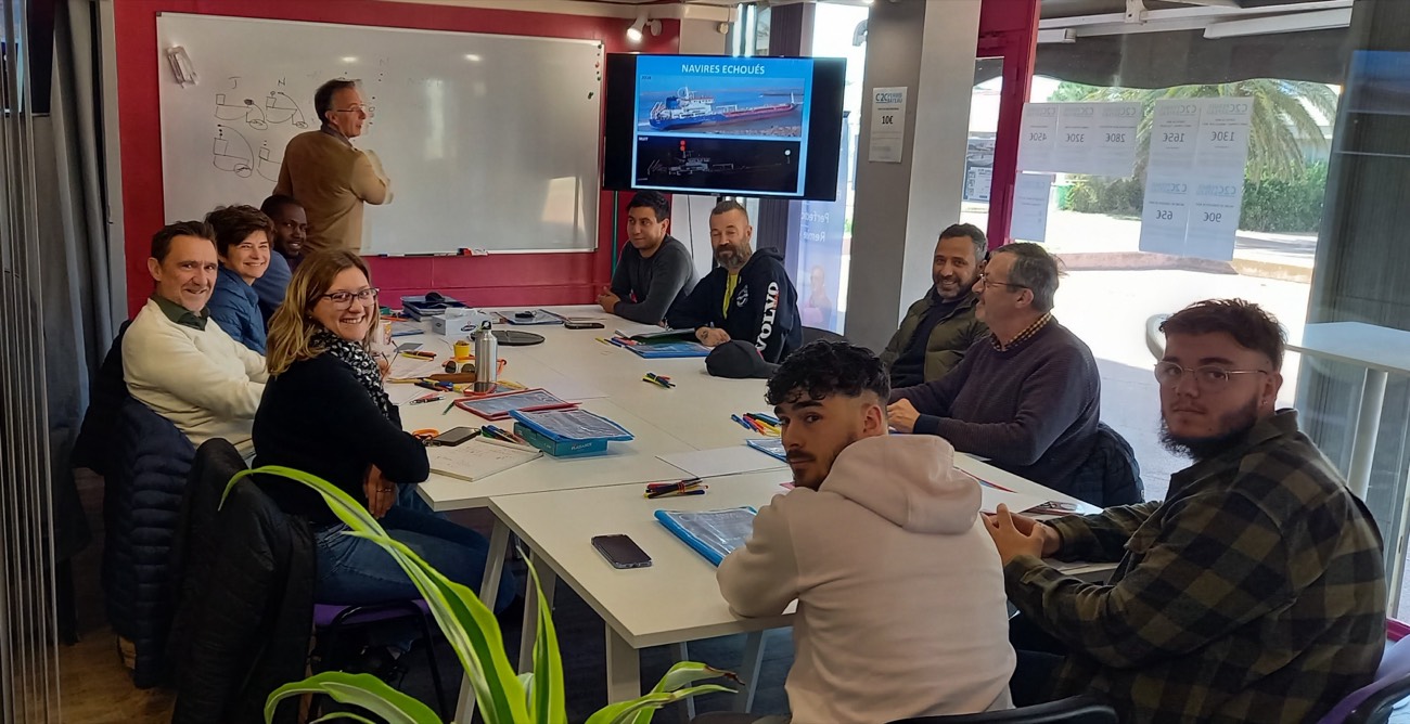 Cours collectif de permis bateau dans la salle de C2C à Saint-Cyprien